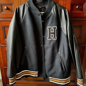 Hollister women’s bomber jacket, XL. Faux leather sleeves. Lined with polyester.